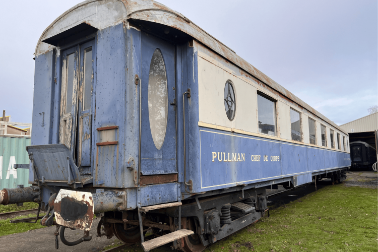 Voiture Pullman sur voie du dépôt