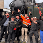 Equipage de bénévole devant machine à vapeur