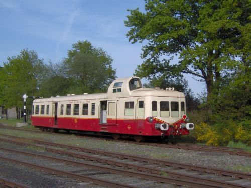 train picasso arreter sur la voie de chemin de fer